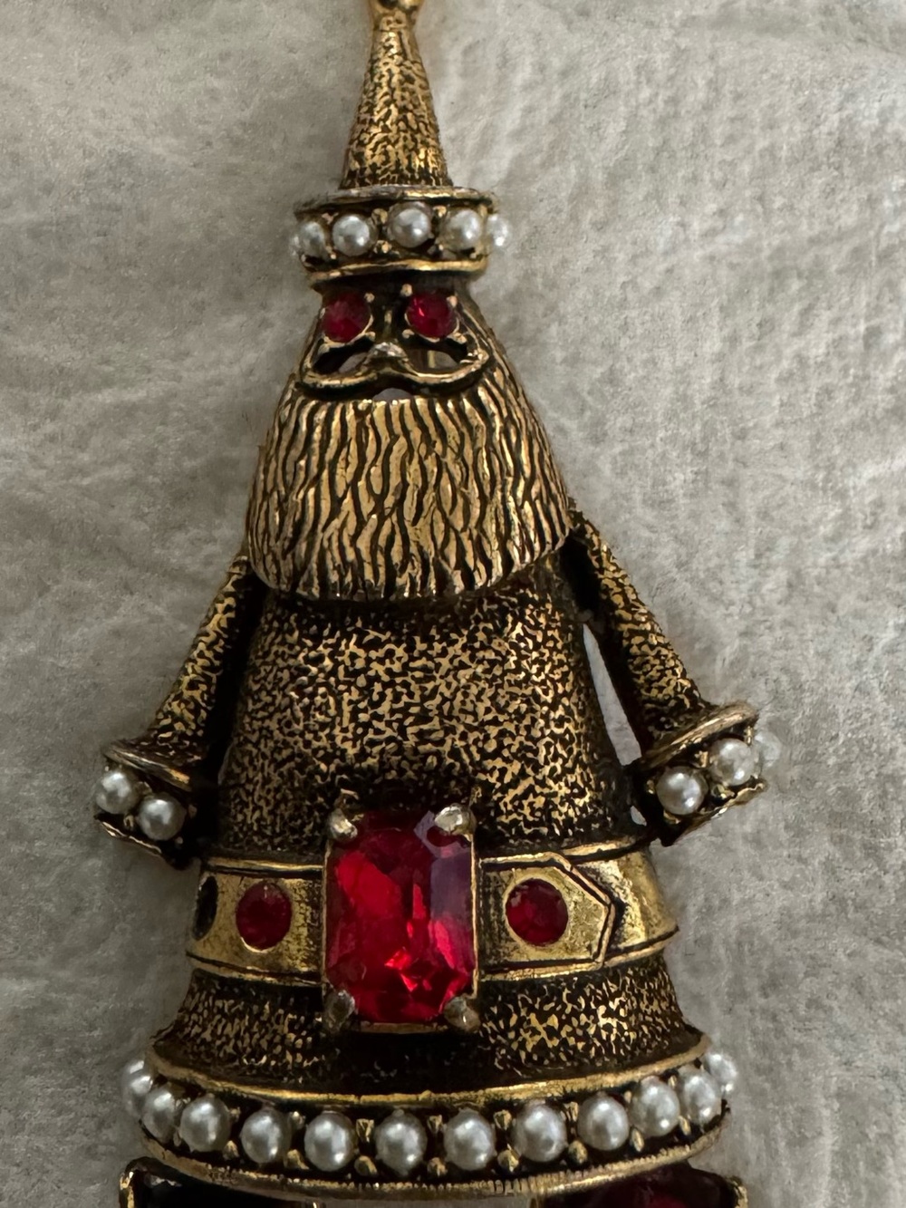 Vintage Hollycraft Santa
Red Rhinestone Simulated
Pearl Tree Shaped Pin
Brooch